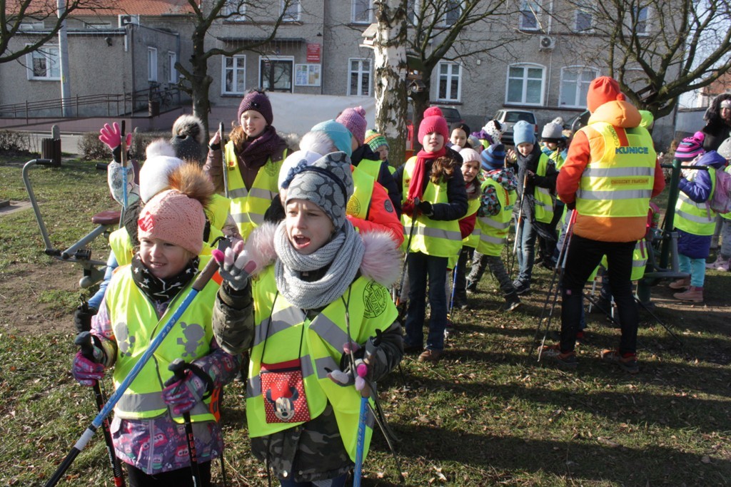 Uczestnicy zimowego wypoczynku w Kunicach bawią się wesoło