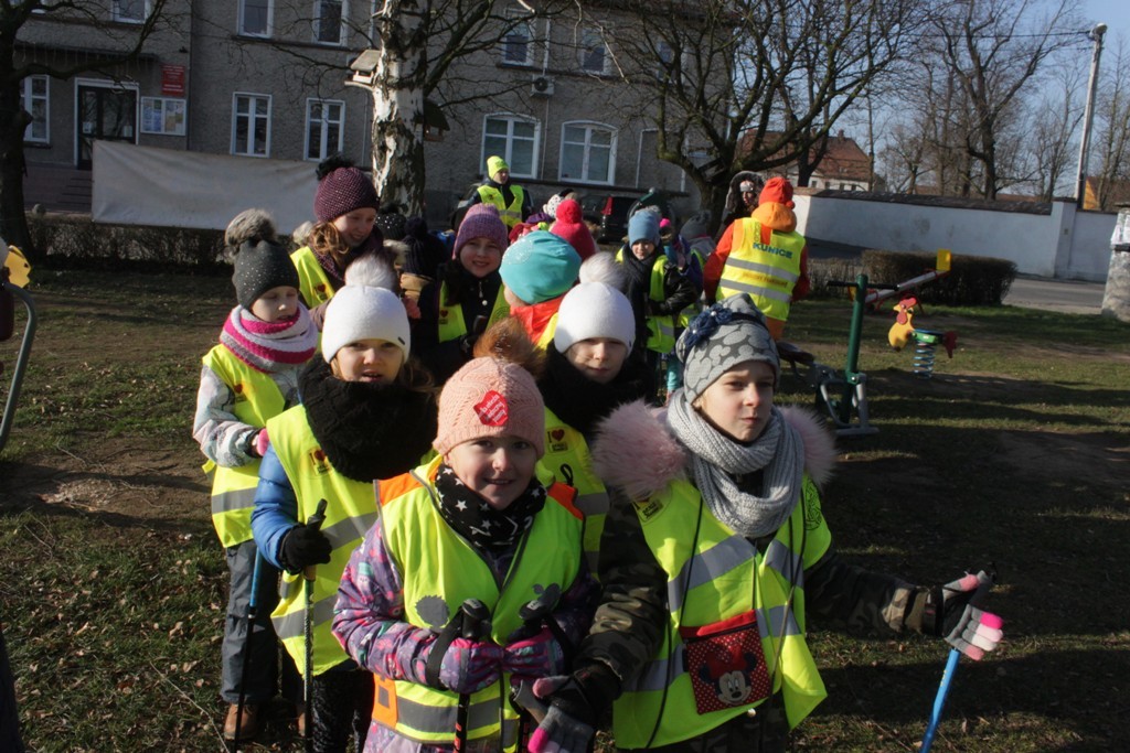 Uczestnicy zimowego wypoczynku w Kunicach bawią się wesoło