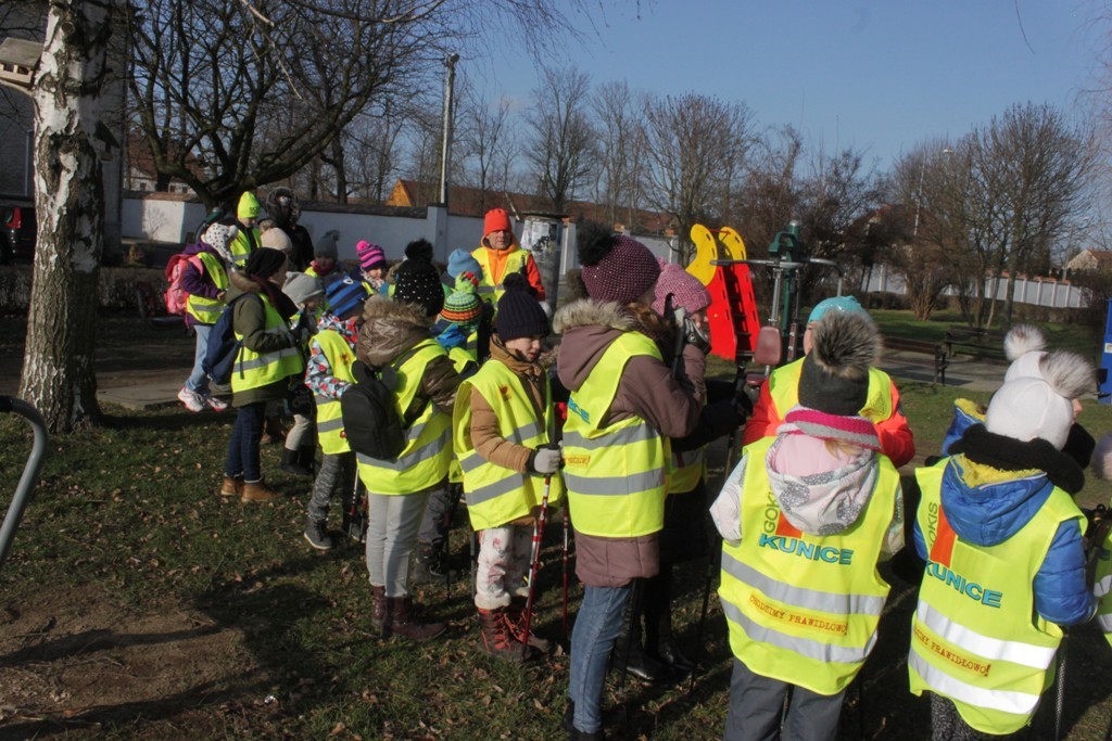 Uczestnicy zimowego wypoczynku w Kunicach bawią się wesoło