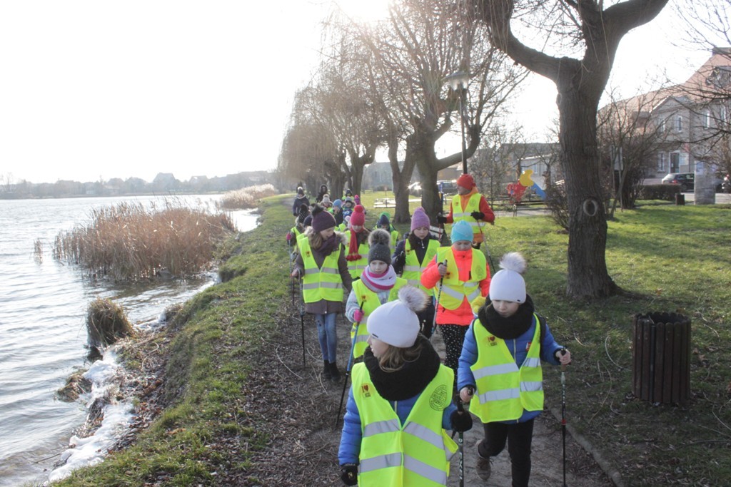 Uczestnicy zimowego wypoczynku w Kunicach bawią się wesoło