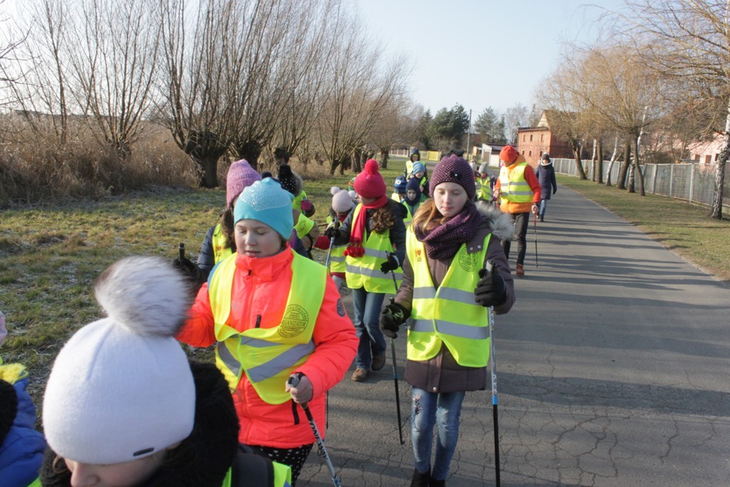 Uczestnicy zimowego wypoczynku w Kunicach bawią się wesoło