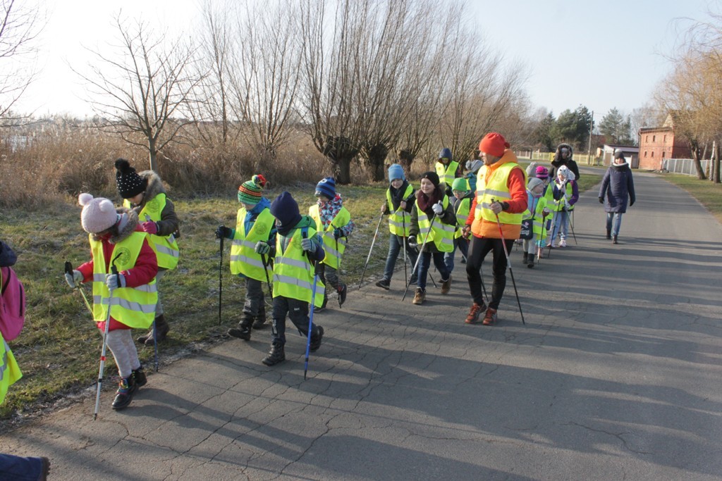 Uczestnicy zimowego wypoczynku w Kunicach bawią się wesoło