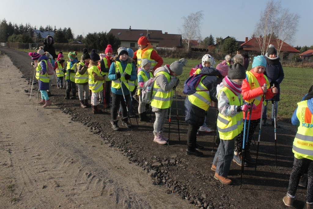 Uczestnicy zimowego wypoczynku w Kunicach bawią się wesoło