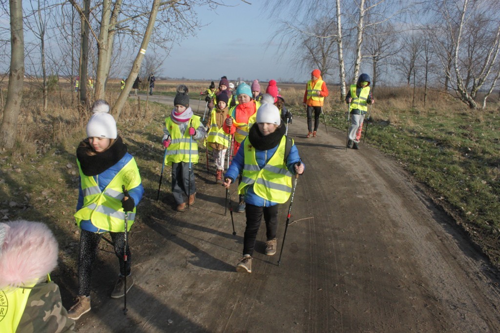 Uczestnicy zimowego wypoczynku w Kunicach bawią się wesoło