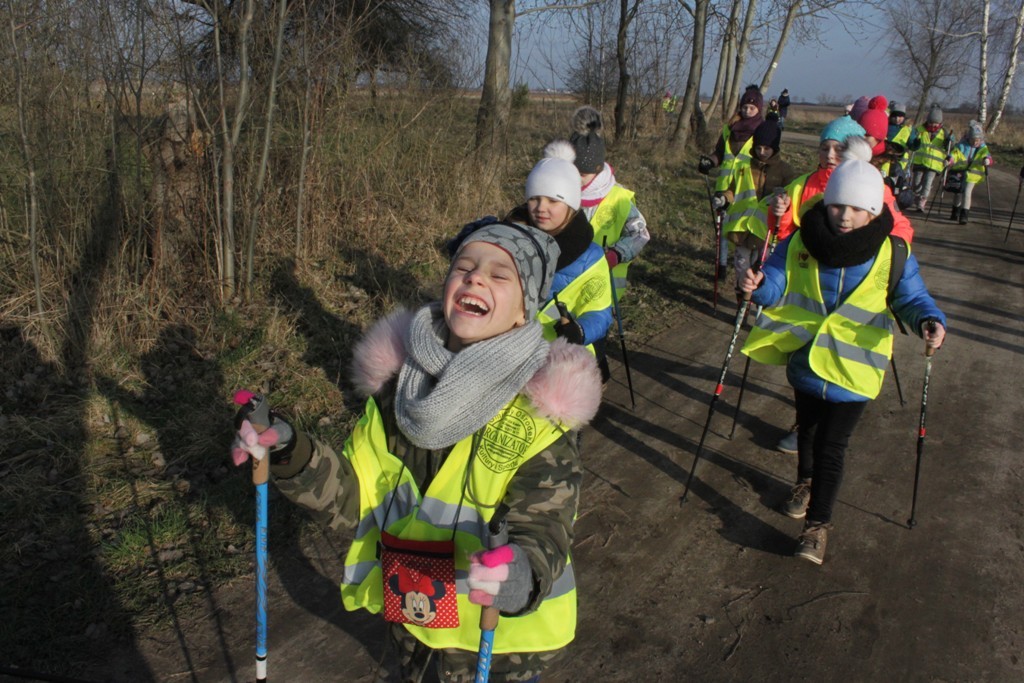 Uczestnicy zimowego wypoczynku w Kunicach bawią się wesoło