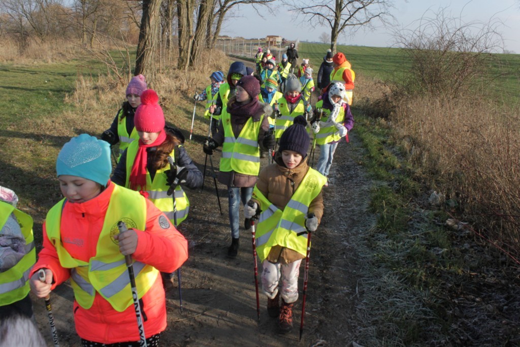 Uczestnicy zimowego wypoczynku w Kunicach bawią się wesoło