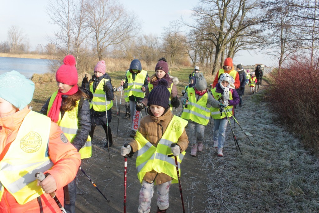 Uczestnicy zimowego wypoczynku w Kunicach bawią się wesoło