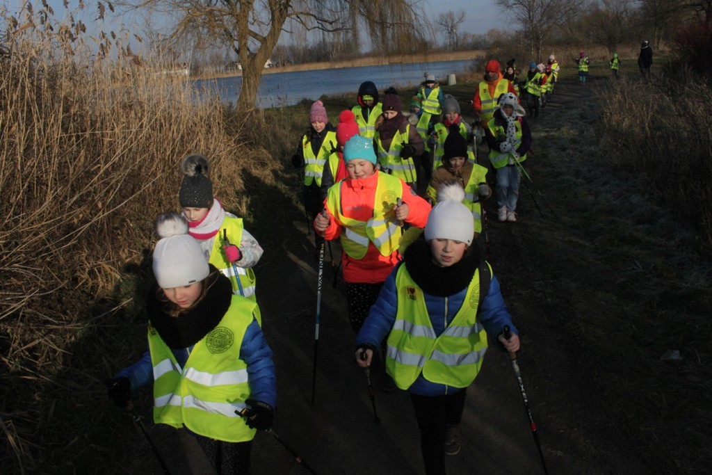 Uczestnicy zimowego wypoczynku w Kunicach bawią się wesoło