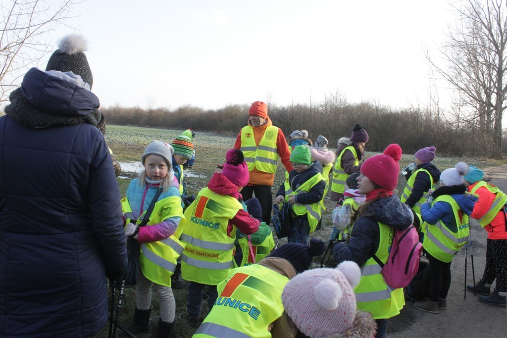 Uczestnicy zimowego wypoczynku w Kunicach bawią się wesoło