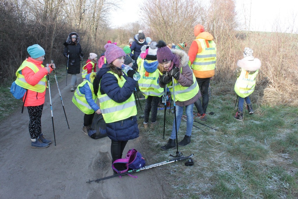 Uczestnicy zimowego wypoczynku w Kunicach bawią się wesoło