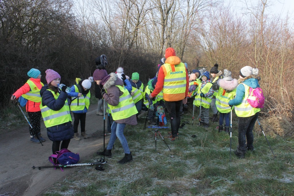 Uczestnicy zimowego wypoczynku w Kunicach bawią się wesoło