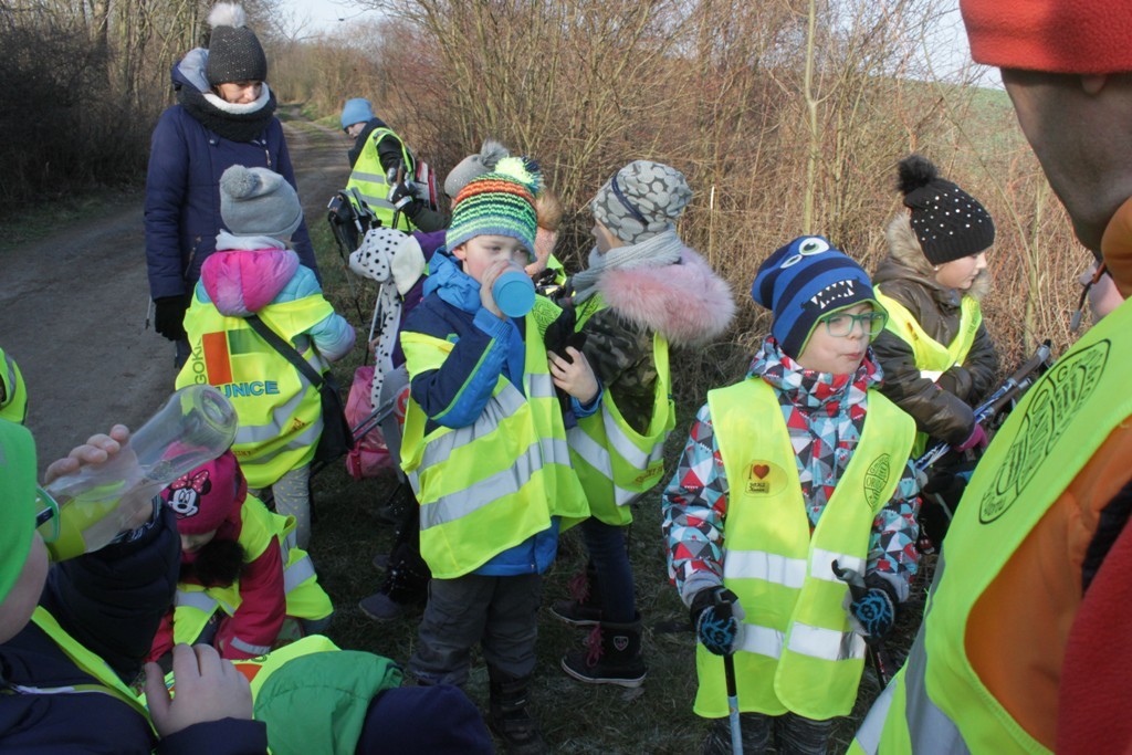Uczestnicy zimowego wypoczynku w Kunicach bawią się wesoło