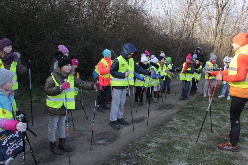 Uczestnicy zimowego wypoczynku w Kunicach bawią się wesoło