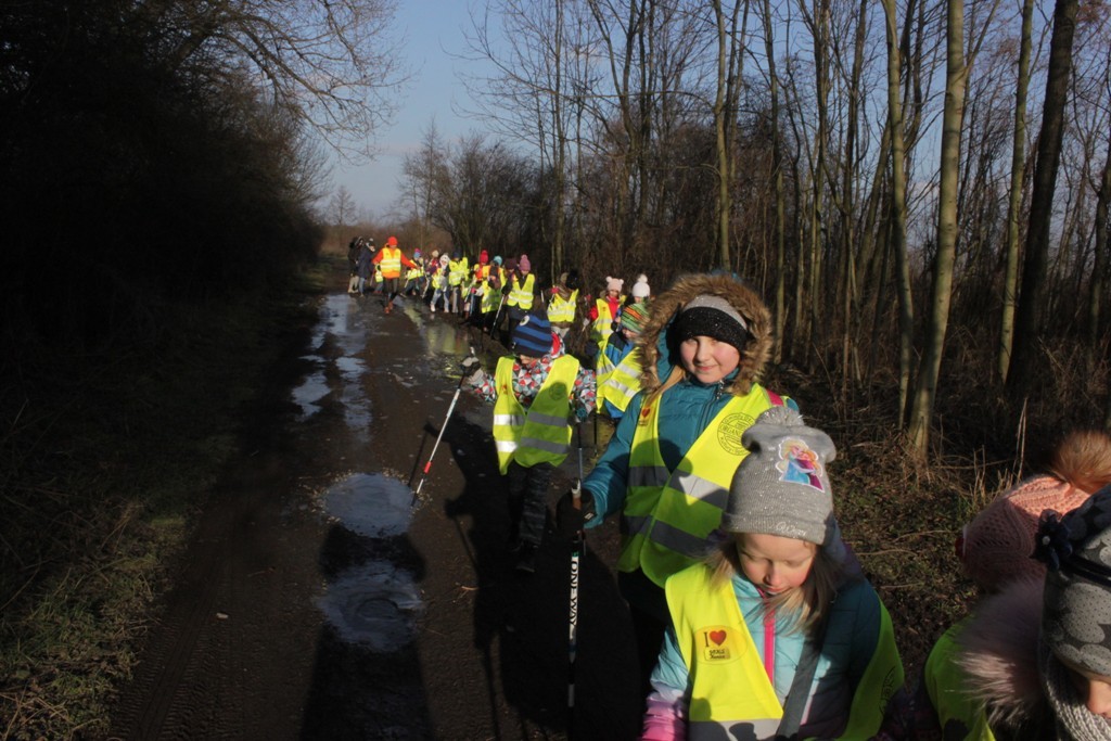 Uczestnicy zimowego wypoczynku w Kunicach bawią się wesoło