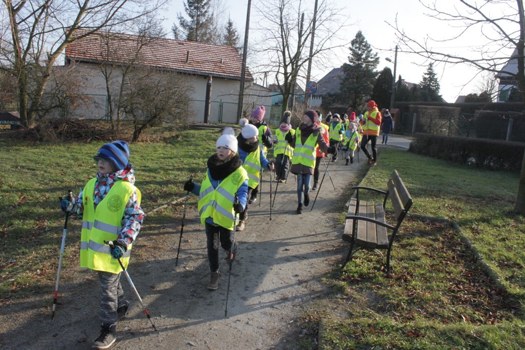 Uczestnicy zimowego wypoczynku w Kunicach bawią się wesoło