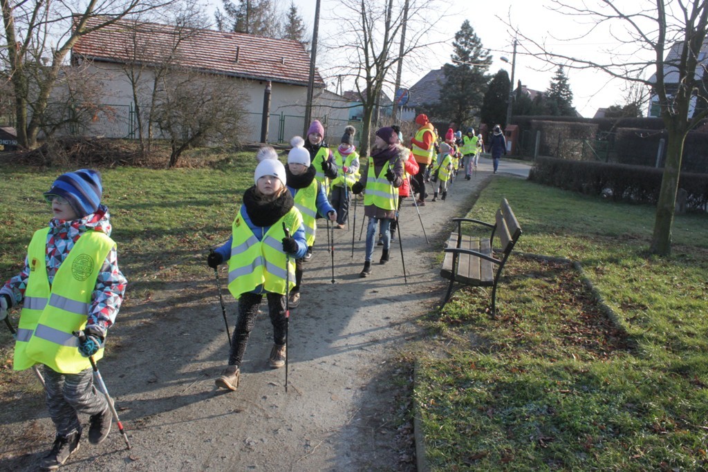 Uczestnicy zimowego wypoczynku w Kunicach bawią się wesoło