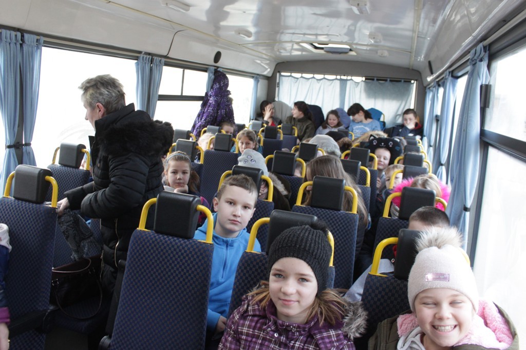 Uczestnicy zimowego wypoczynku w Kunicach bawią się wesoło