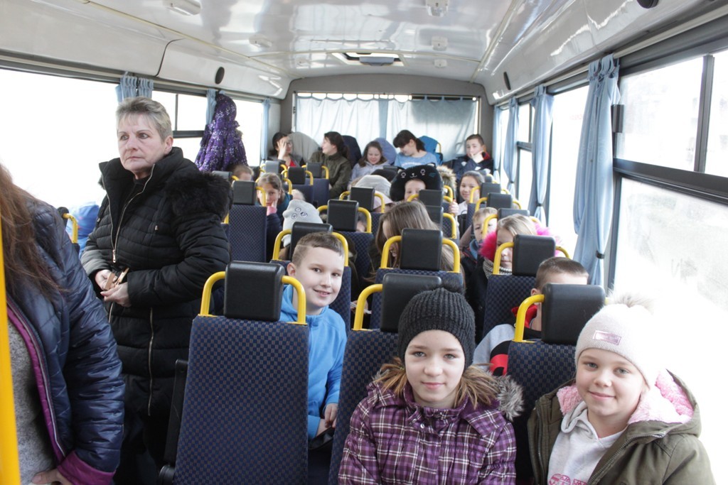 Uczestnicy zimowego wypoczynku w Kunicach bawią się wesoło