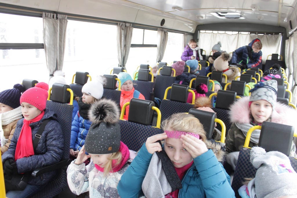 Uczestnicy zimowego wypoczynku w Kunicach bawią się wesoło