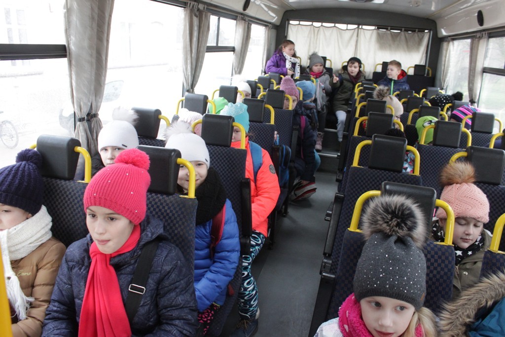 Uczestnicy zimowego wypoczynku w Kunicach bawią się wesoło