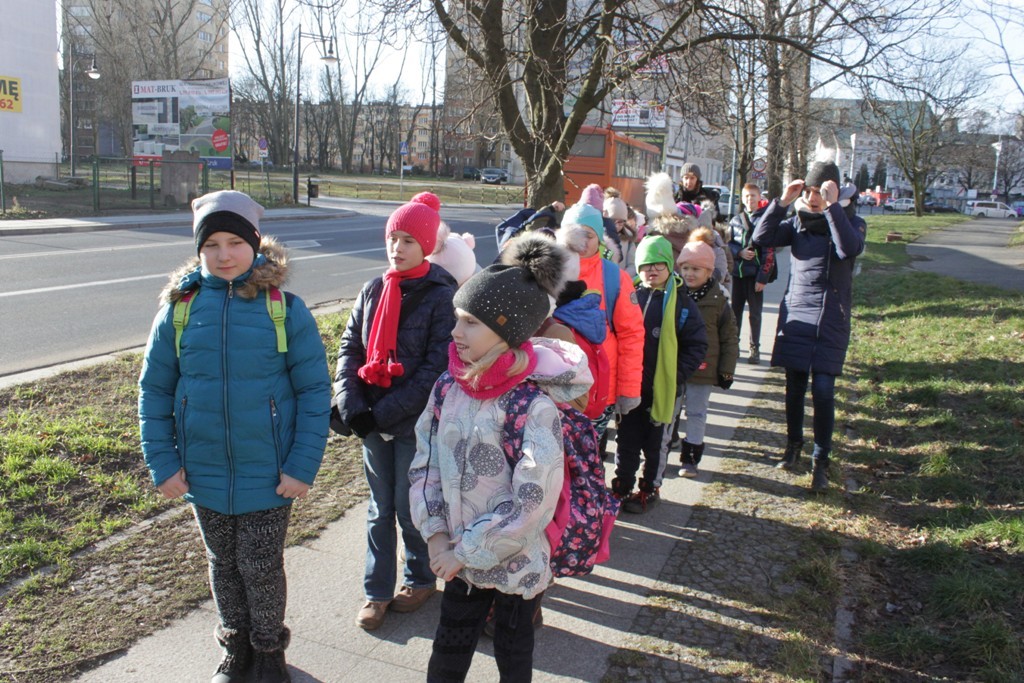 Uczestnicy zimowego wypoczynku w Kunicach bawią się wesoło
