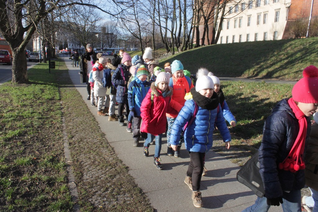 Uczestnicy zimowego wypoczynku w Kunicach bawią się wesoło