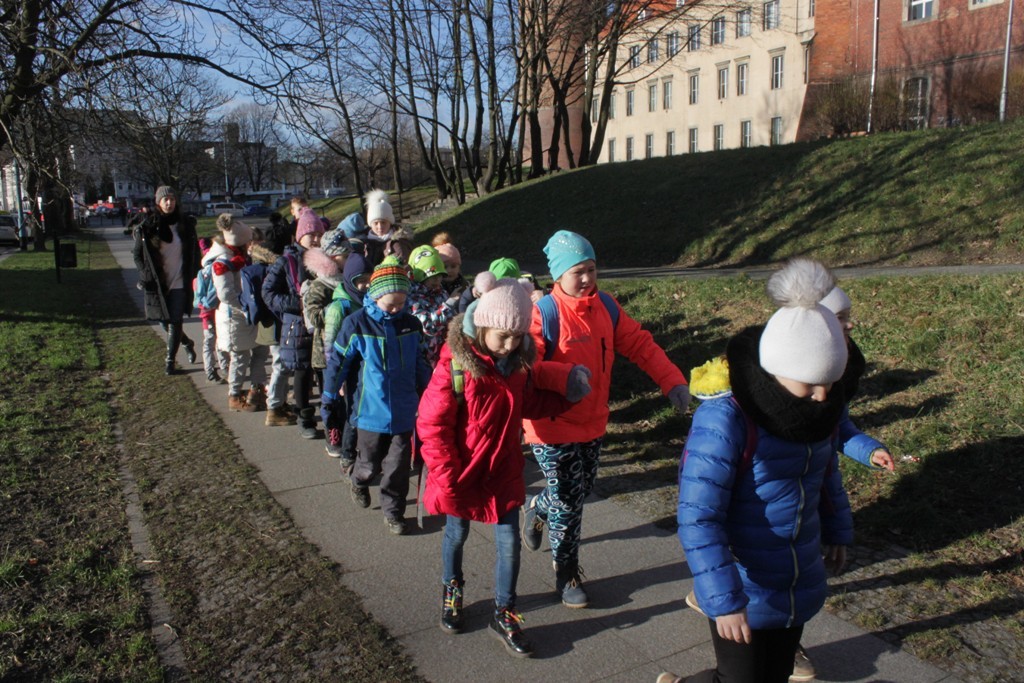 Uczestnicy zimowego wypoczynku w Kunicach bawią się wesoło