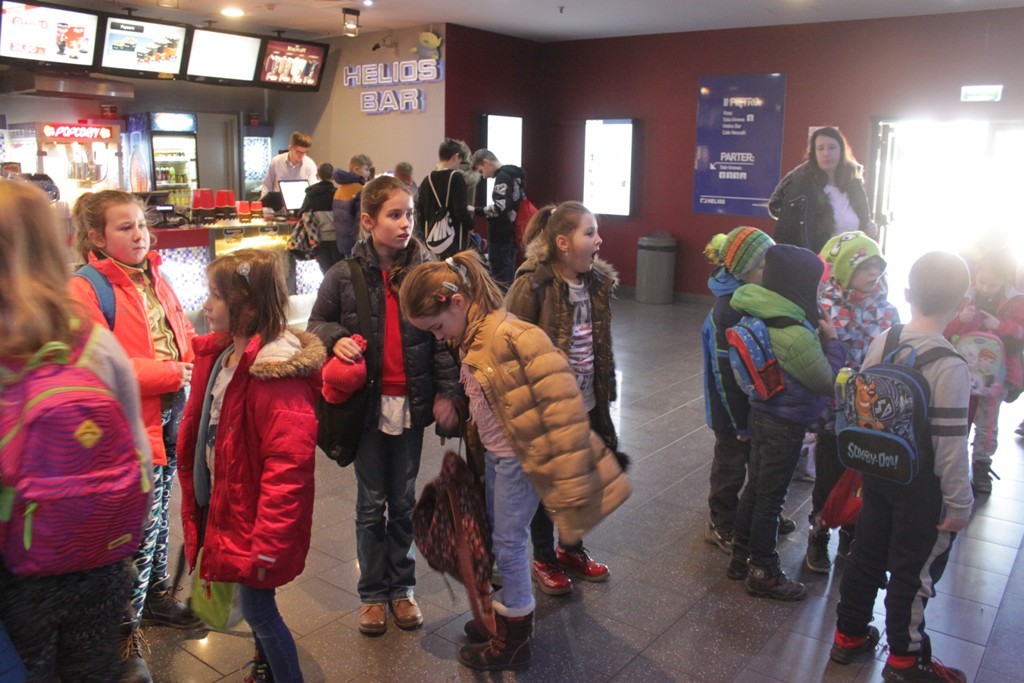 Uczestnicy zimowego wypoczynku w Kunicach bawią się wesoło