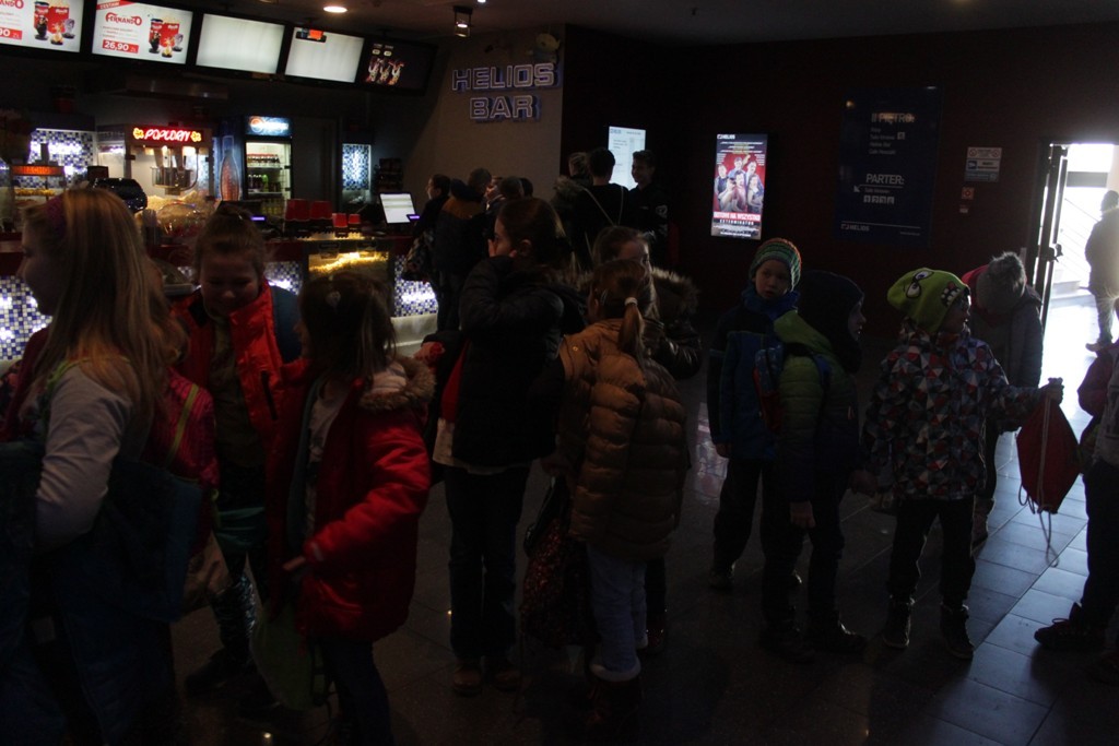 Uczestnicy zimowego wypoczynku w Kunicach bawią się wesoło