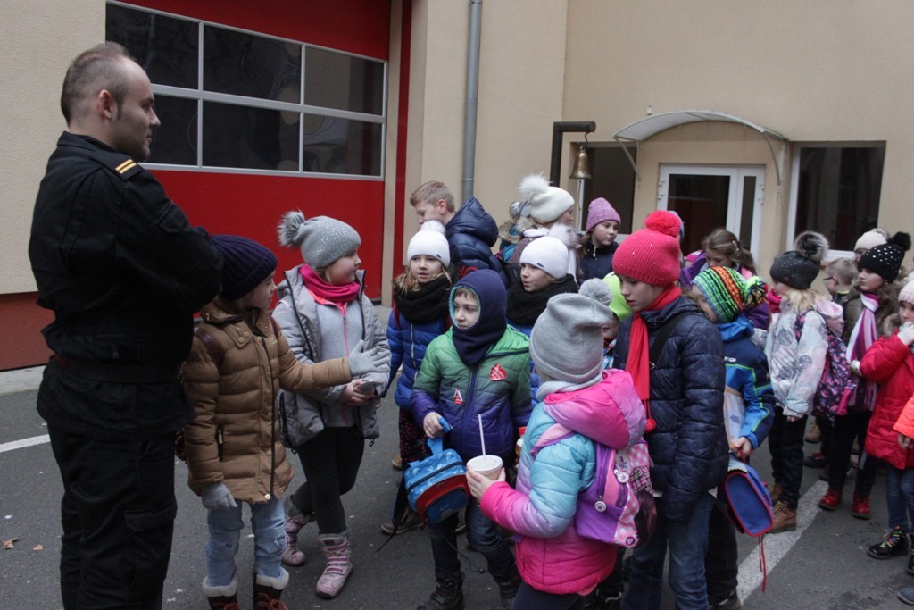 Uczestnicy zimowego wypoczynku w Kunicach bawią się wesoło