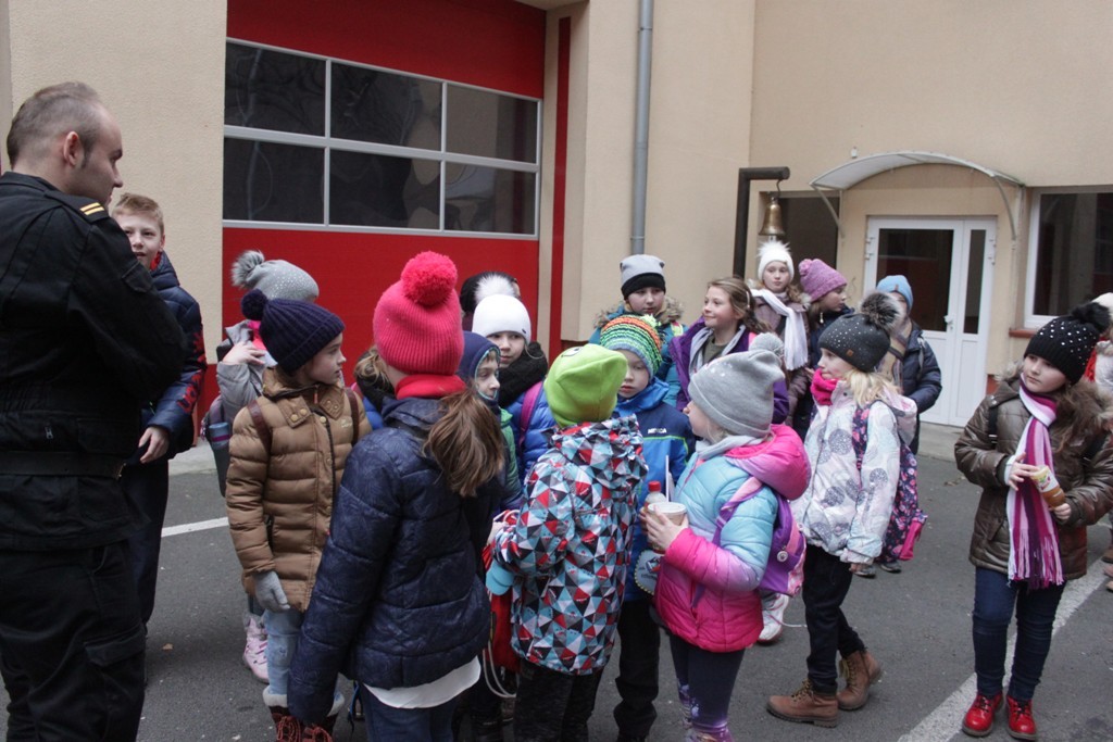 Uczestnicy zimowego wypoczynku w Kunicach bawią się wesoło