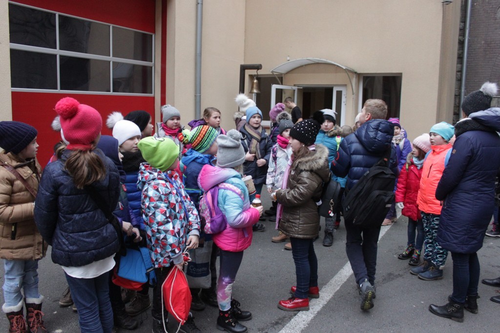 Uczestnicy zimowego wypoczynku w Kunicach bawią się wesoło