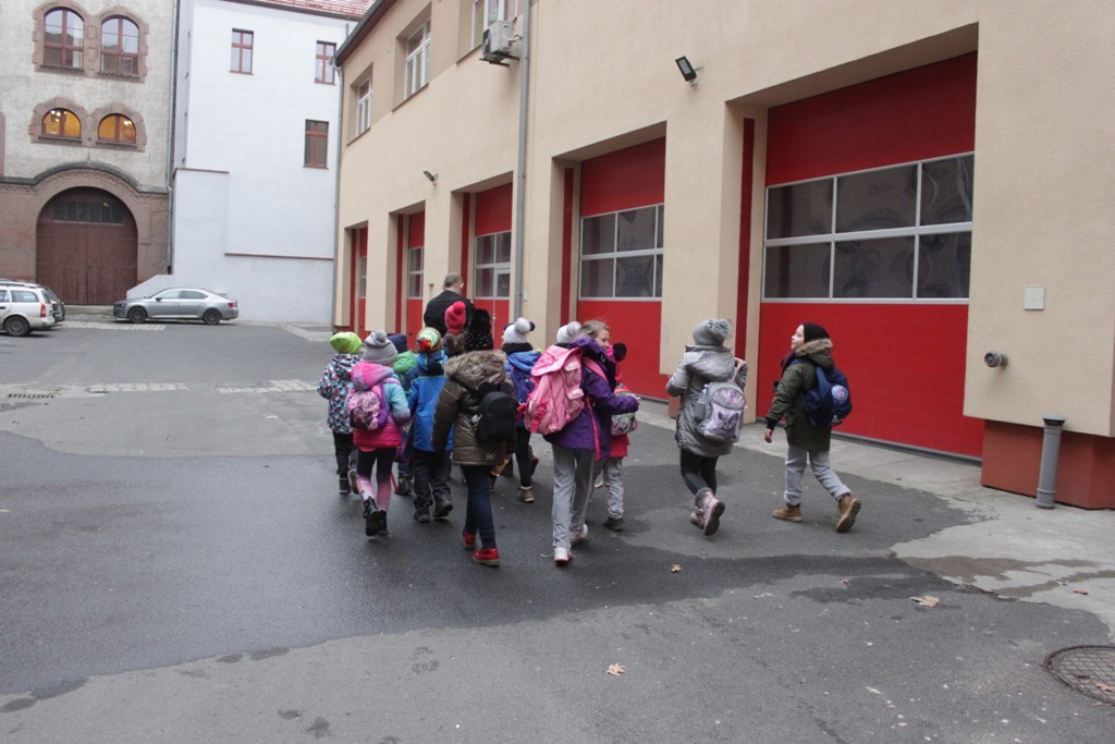 Uczestnicy zimowego wypoczynku w Kunicach bawią się wesoło