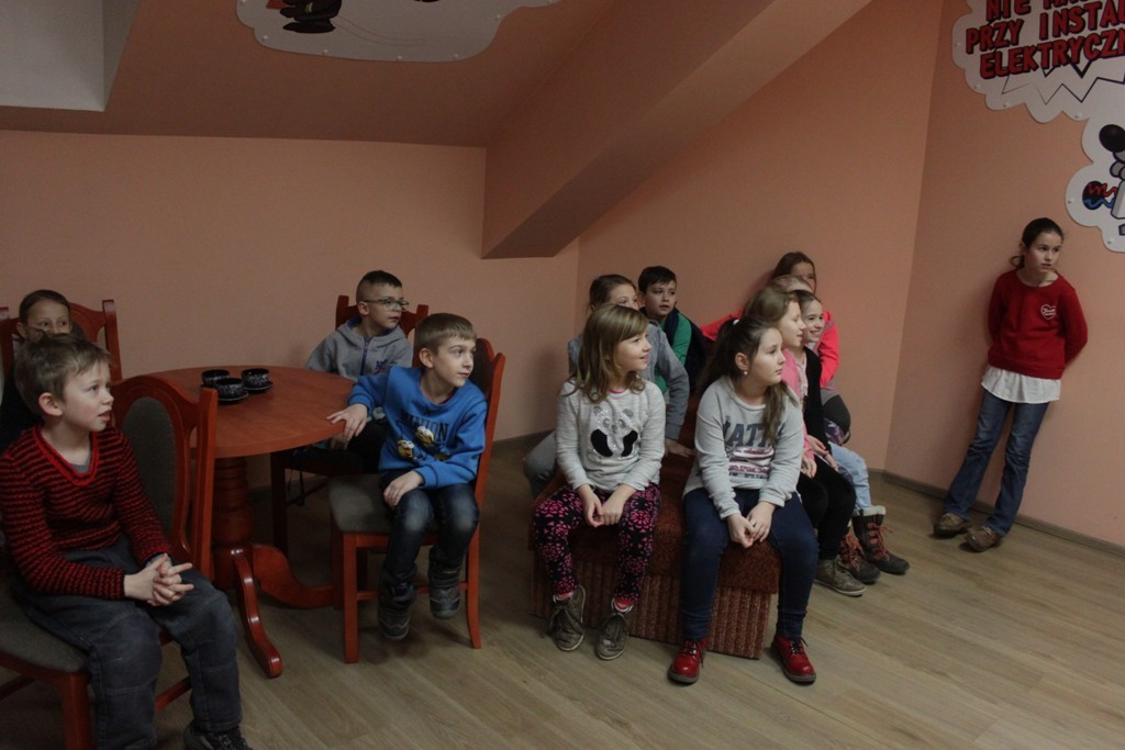 Uczestnicy zimowego wypoczynku w Kunicach bawią się wesoło