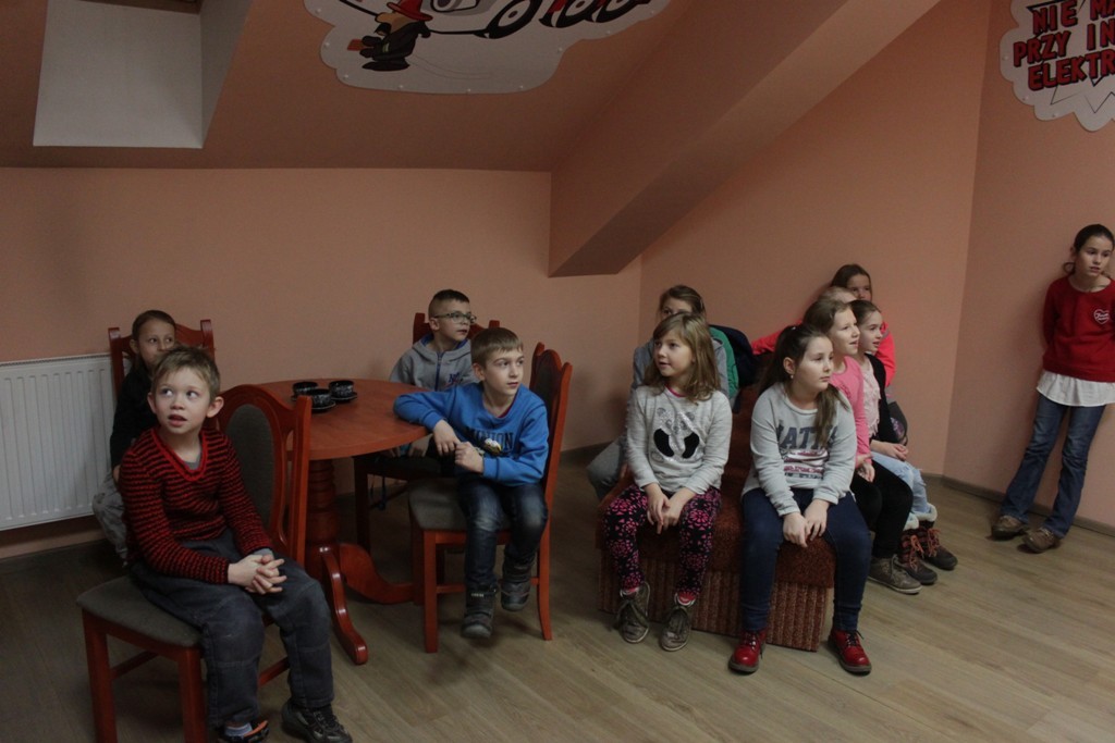 Uczestnicy zimowego wypoczynku w Kunicach bawią się wesoło