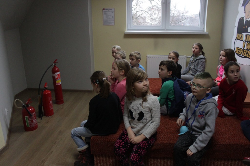 Uczestnicy zimowego wypoczynku w Kunicach bawią się wesoło