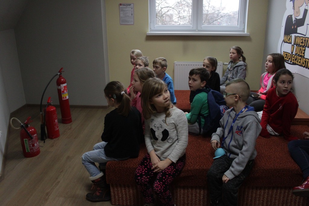 Uczestnicy zimowego wypoczynku w Kunicach bawią się wesoło