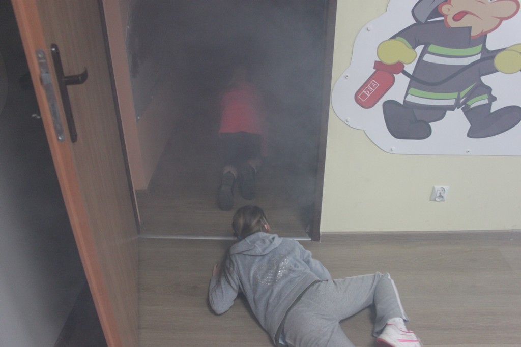 Uczestnicy zimowego wypoczynku w Kunicach bawią się wesoło