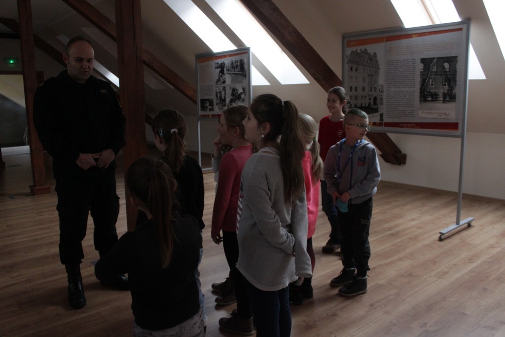 Uczestnicy zimowego wypoczynku w Kunicach bawią się wesoło