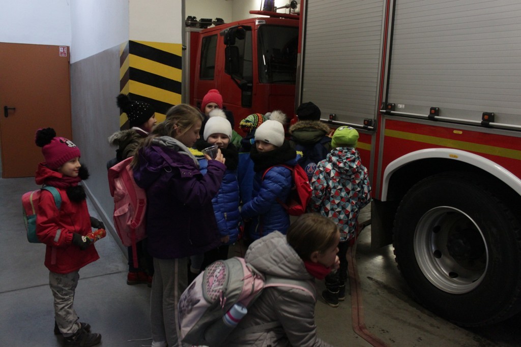 Uczestnicy zimowego wypoczynku w Kunicach bawią się wesoło