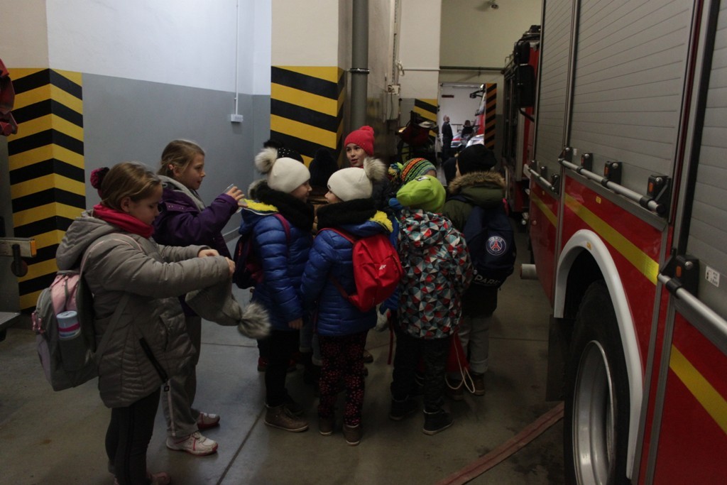 Uczestnicy zimowego wypoczynku w Kunicach bawią się wesoło