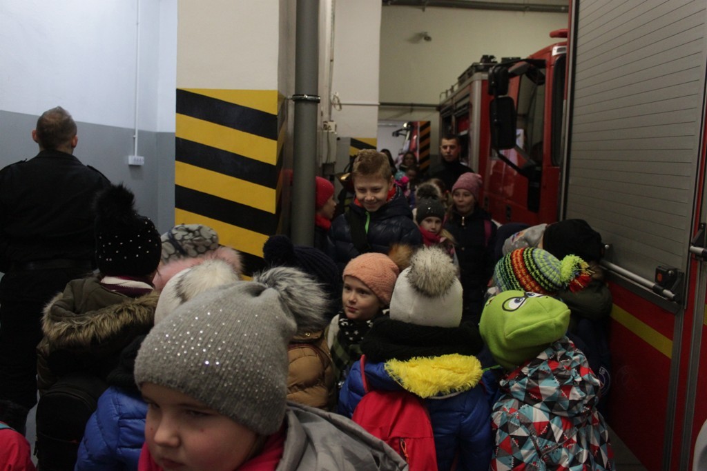 Uczestnicy zimowego wypoczynku w Kunicach bawią się wesoło