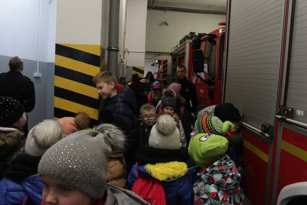 Uczestnicy zimowego wypoczynku w Kunicach bawią się wesoło