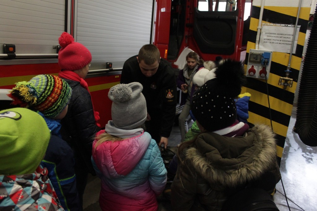 Uczestnicy zimowego wypoczynku w Kunicach bawią się wesoło