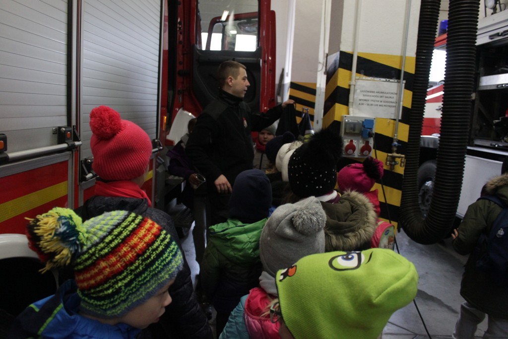 Uczestnicy zimowego wypoczynku w Kunicach bawią się wesoło