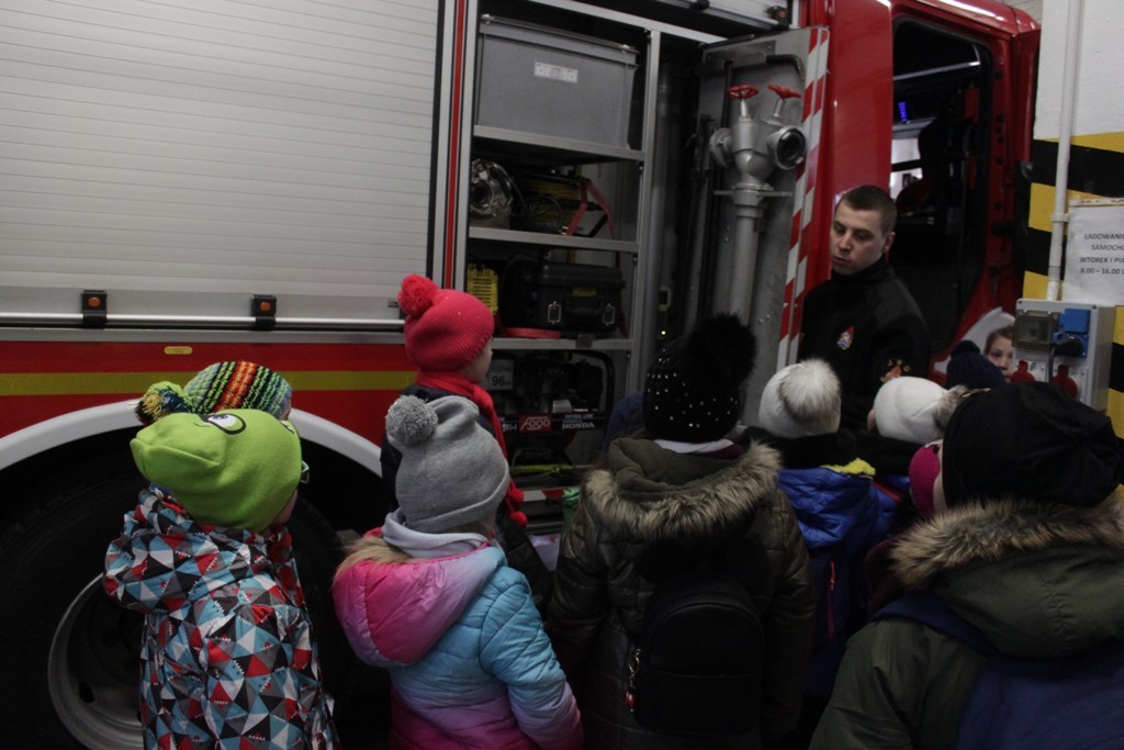 Uczestnicy zimowego wypoczynku w Kunicach bawią się wesoło