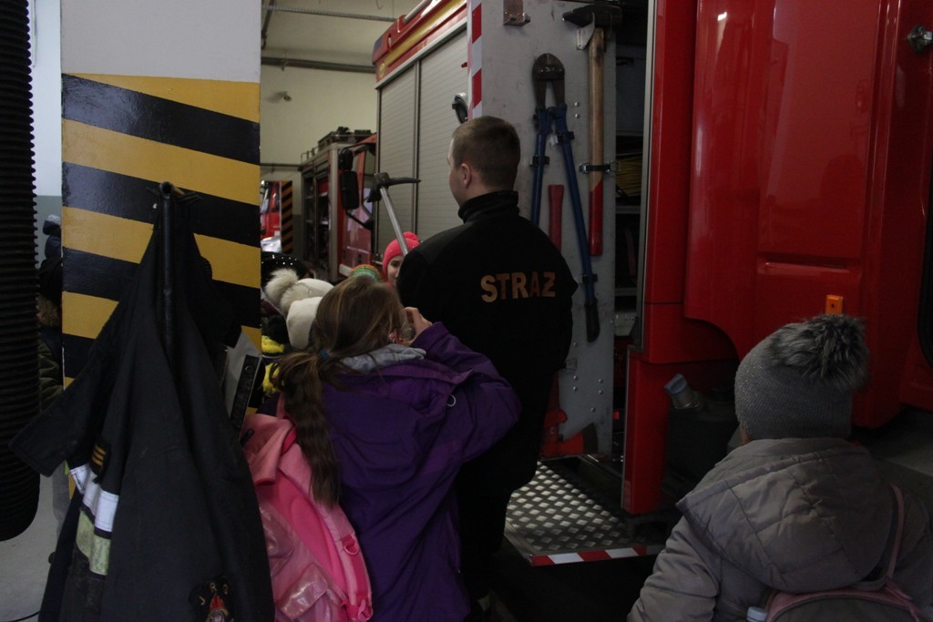 Uczestnicy zimowego wypoczynku w Kunicach bawią się wesoło