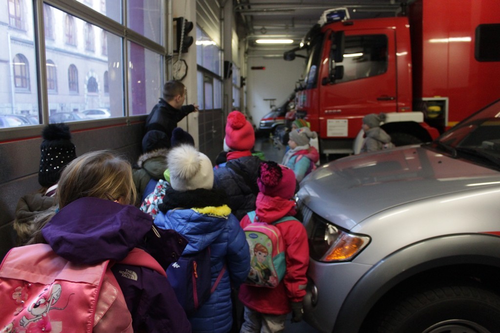 Uczestnicy zimowego wypoczynku w Kunicach bawią się wesoło