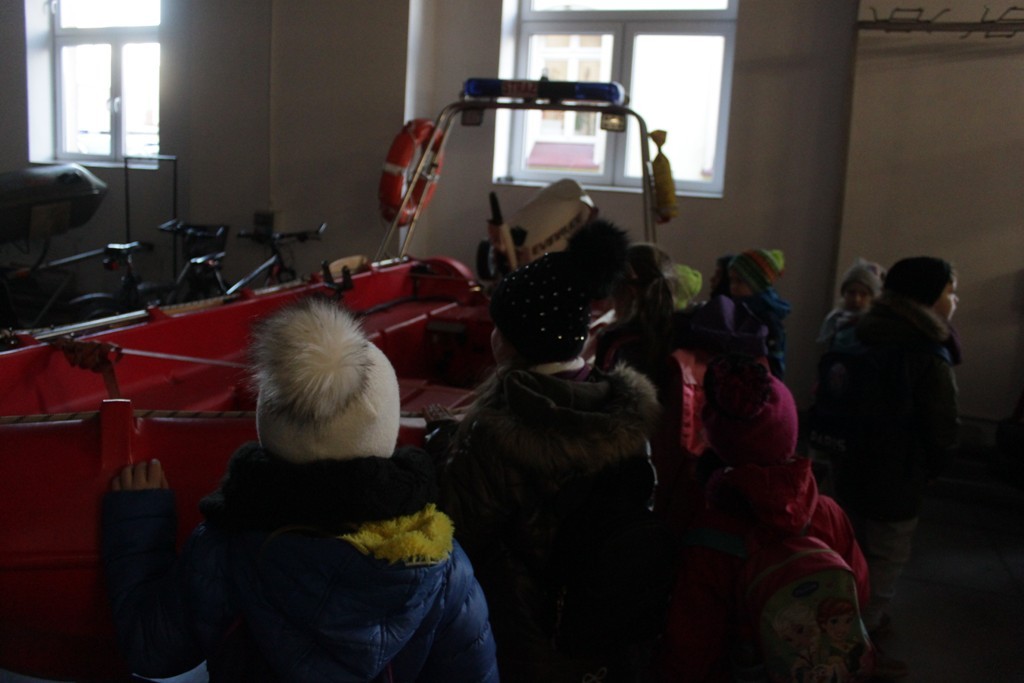 Uczestnicy zimowego wypoczynku w Kunicach bawią się wesoło