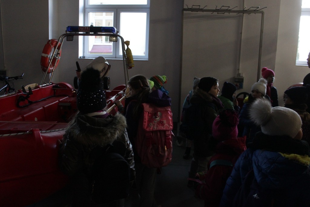 Uczestnicy zimowego wypoczynku w Kunicach bawią się wesoło